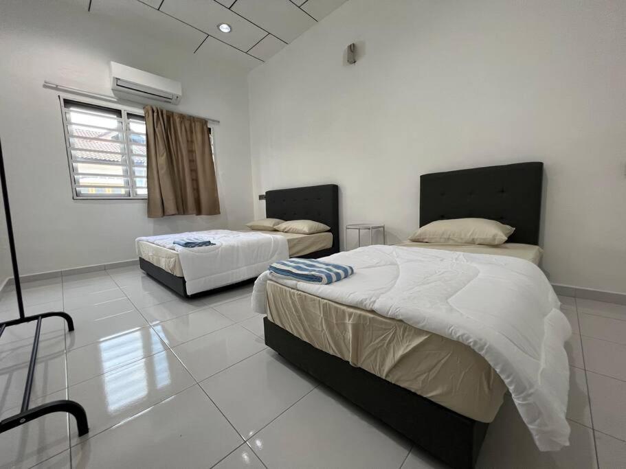 M Guest House2 Muar Exteriör bild